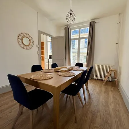 Pause Sur La Place Poitiers