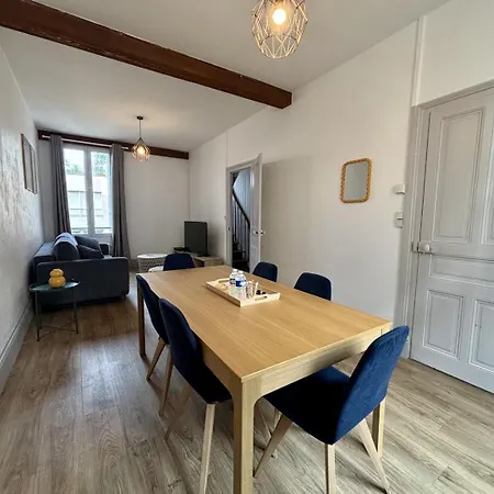 Pause Sur La Place Poitiers